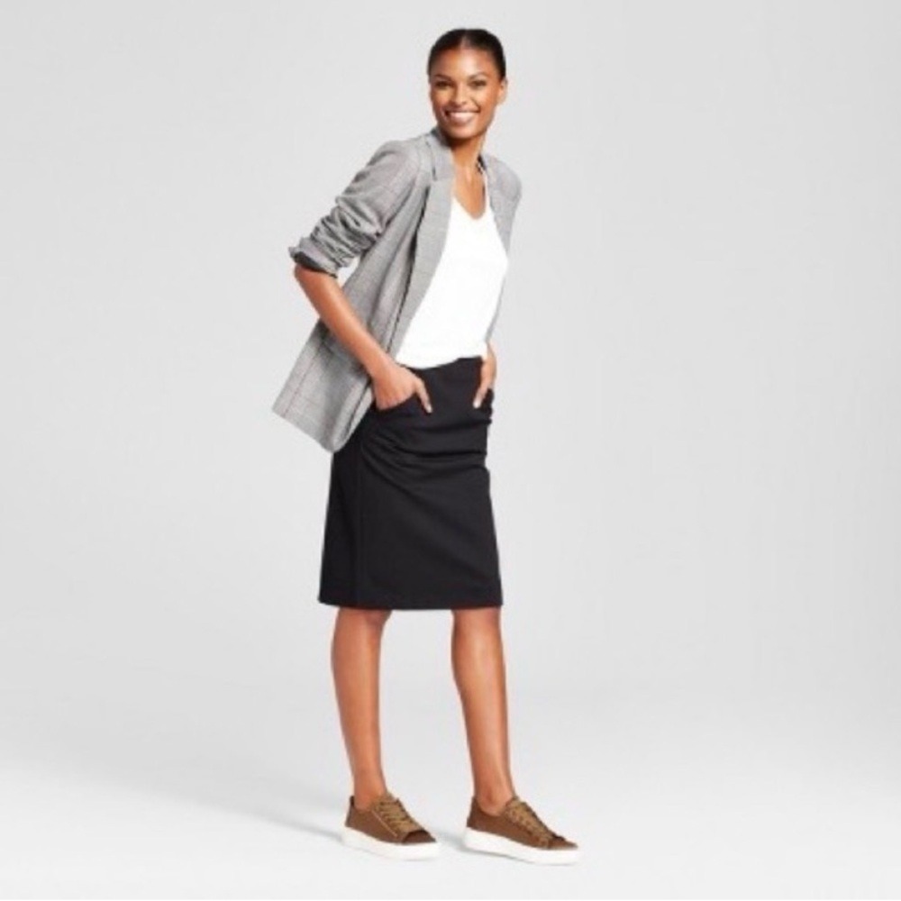 Classic Black Knee-Length Pencil Skirt - Women